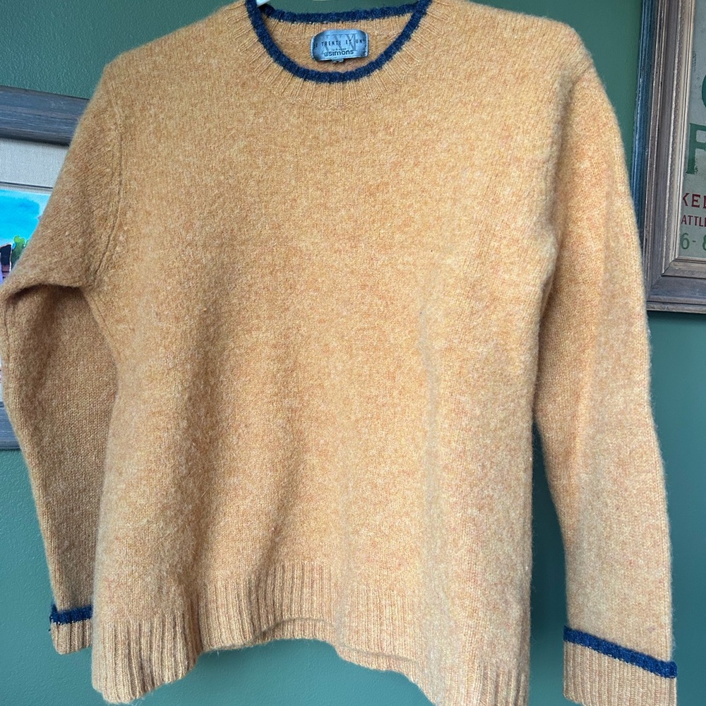Simons Men's Beige Sweater with Navy Trim